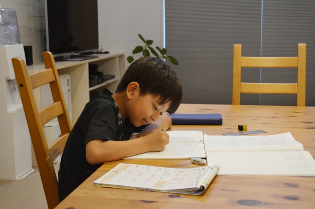 【4つのステップ】子どもが集中して勉強を続けるための方法を解説！